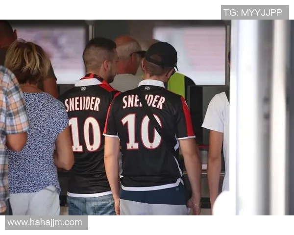 足球明星炫酷入场瞬间：聚焦赛场开幕式上的视觉盛宴与球迷热烈欢呼